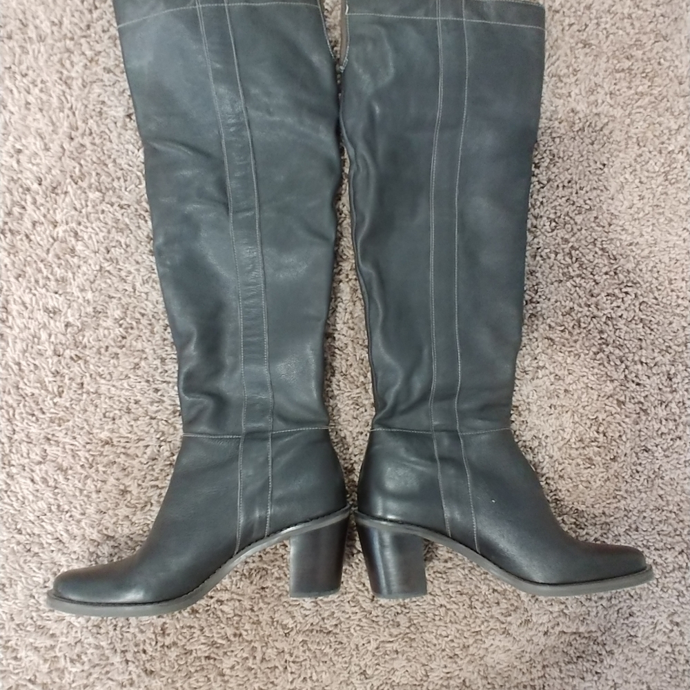Knee high boots. Brown 8.5